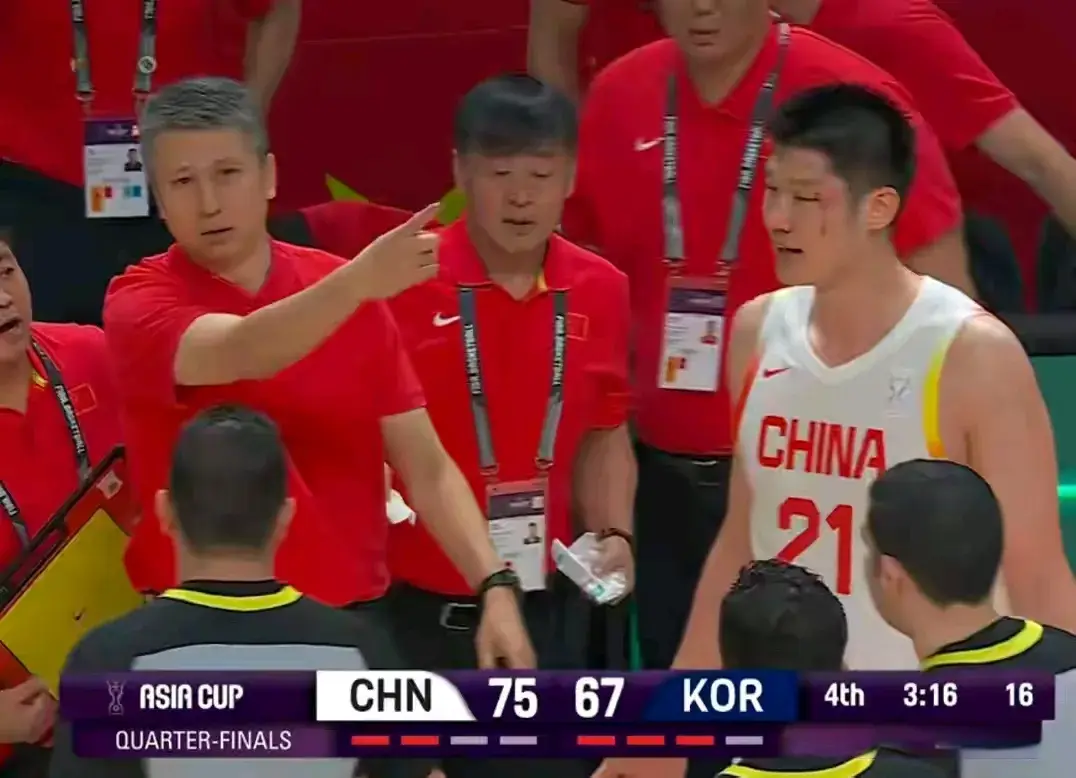 犯规引发争 犯规引发争